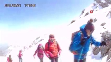 Doğaseverler 2364 metre yükseklikteki zirvede Türk bayrağı açtı