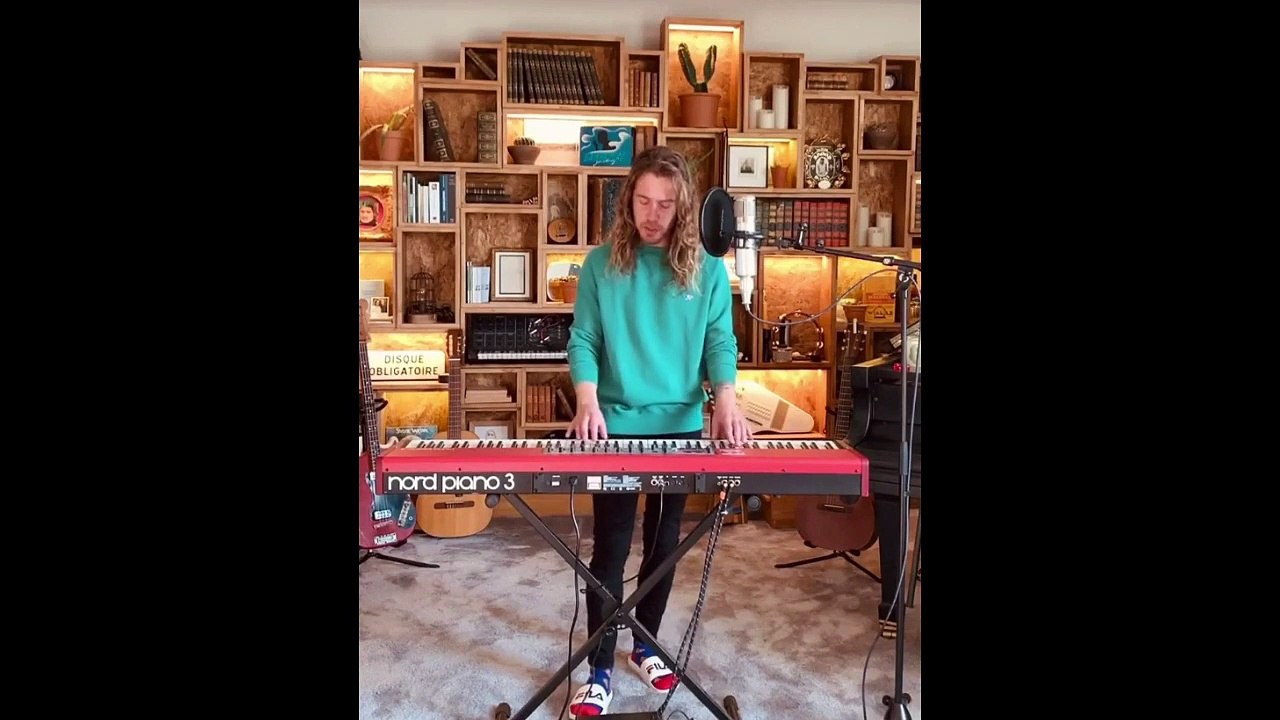 Julien Doré chante "Kiki" en live