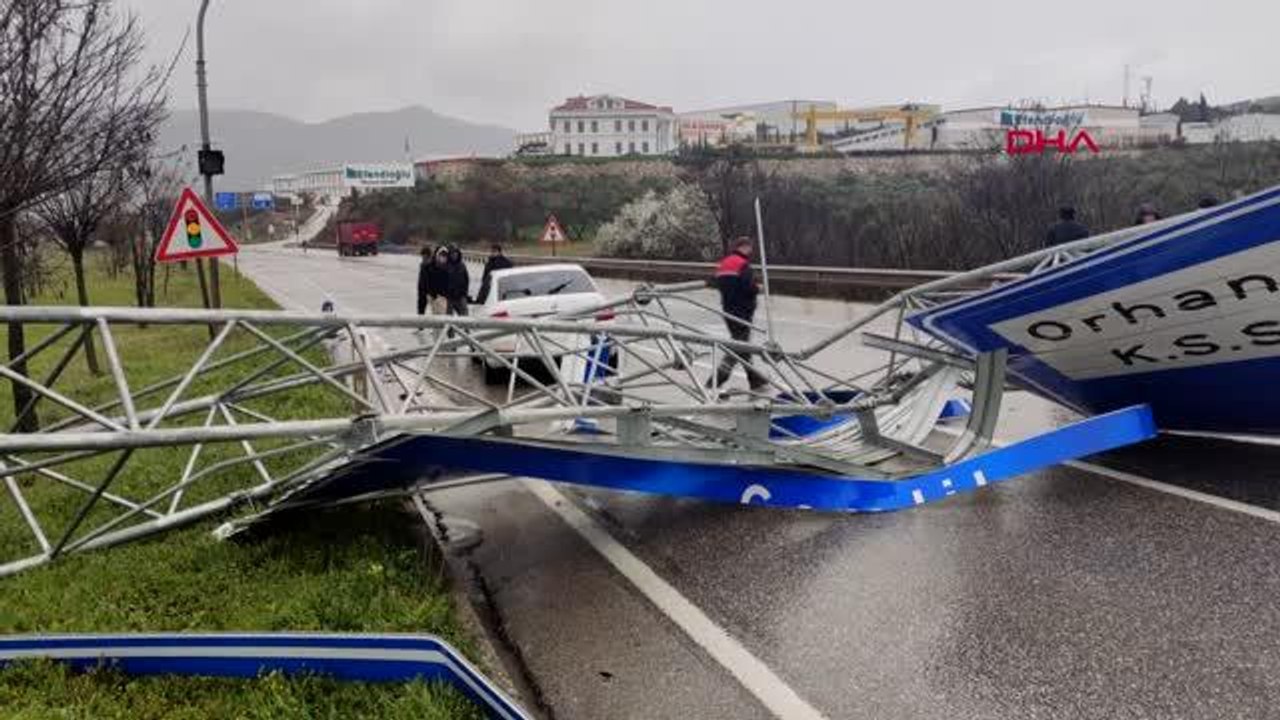 BURSA-Yalova-Bursa karayolunda TIR'ın damperinin çarptığı tabelalar otomobilin üzerine düştü