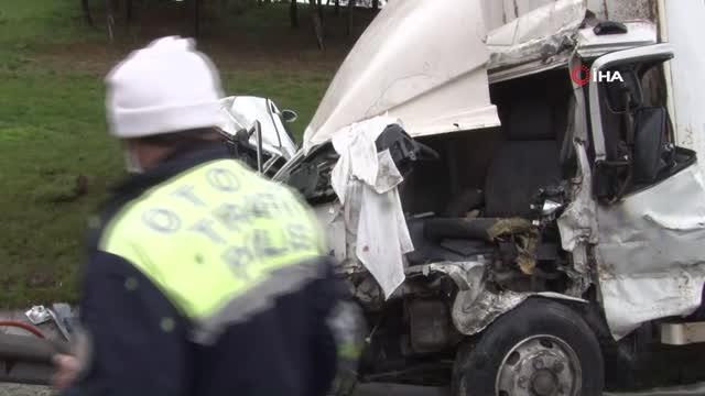 Son dakika: TEM otoyolu Hadımköy gişeler mevkiinde bir kamyonla minibüsün çarpıştığı kaza meydana geldi.