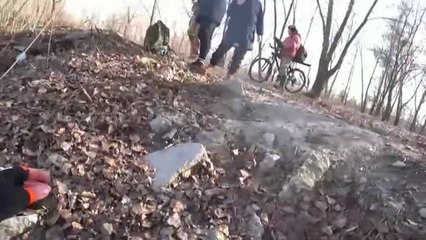 Pesca a un niño en un río de Kiev