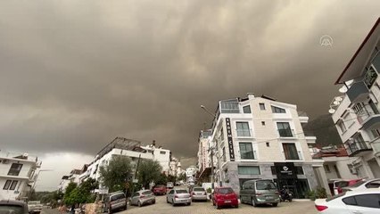 Toz taşınması nedeniyle yağmurla birlikte çamur yağdı