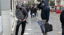 Taksim’de şiddetli rüzgar vatandaşlara zor anlar yaşattı