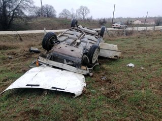 Kontrolden çıkan araç takla atıp tarım arazisine devrildi