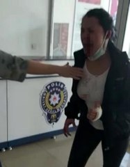 Öğretmen, elindeki kalemi tartıştığı kadının yüzüne sapladı