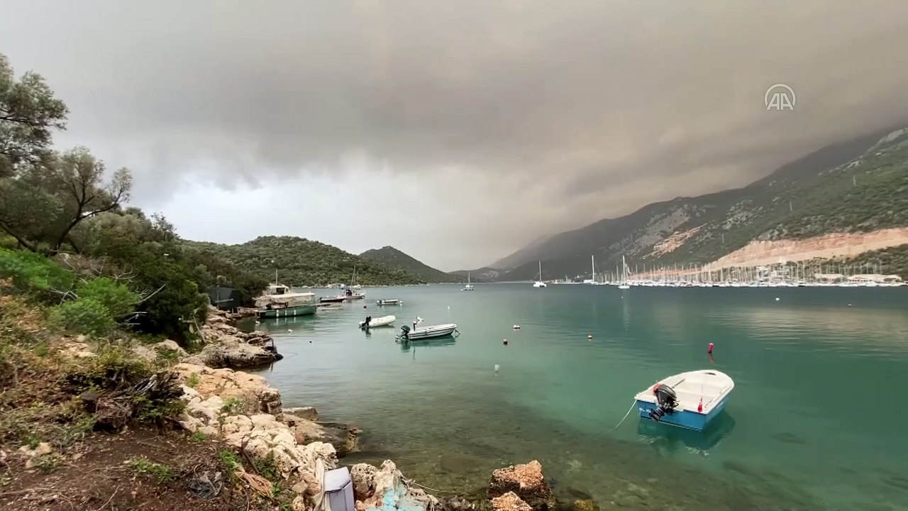 ANTALYA - Toz taşınması nedeniyle yağmurla birlikte çamur yağdı