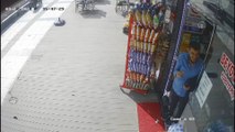 MANİSA - Market sahibi şiddetli rüzgarın hareket ettirdiği cips standını koşarak yakaladı