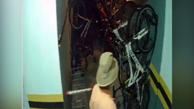 Câmera registra furto de bicicletas em condomínio