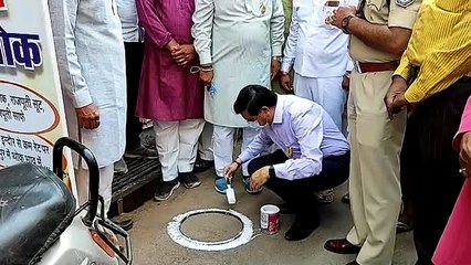 कलेक्टर ने दुकानों के सामने बनाए सोशल डिस्टेंसिंग के लिए गोले