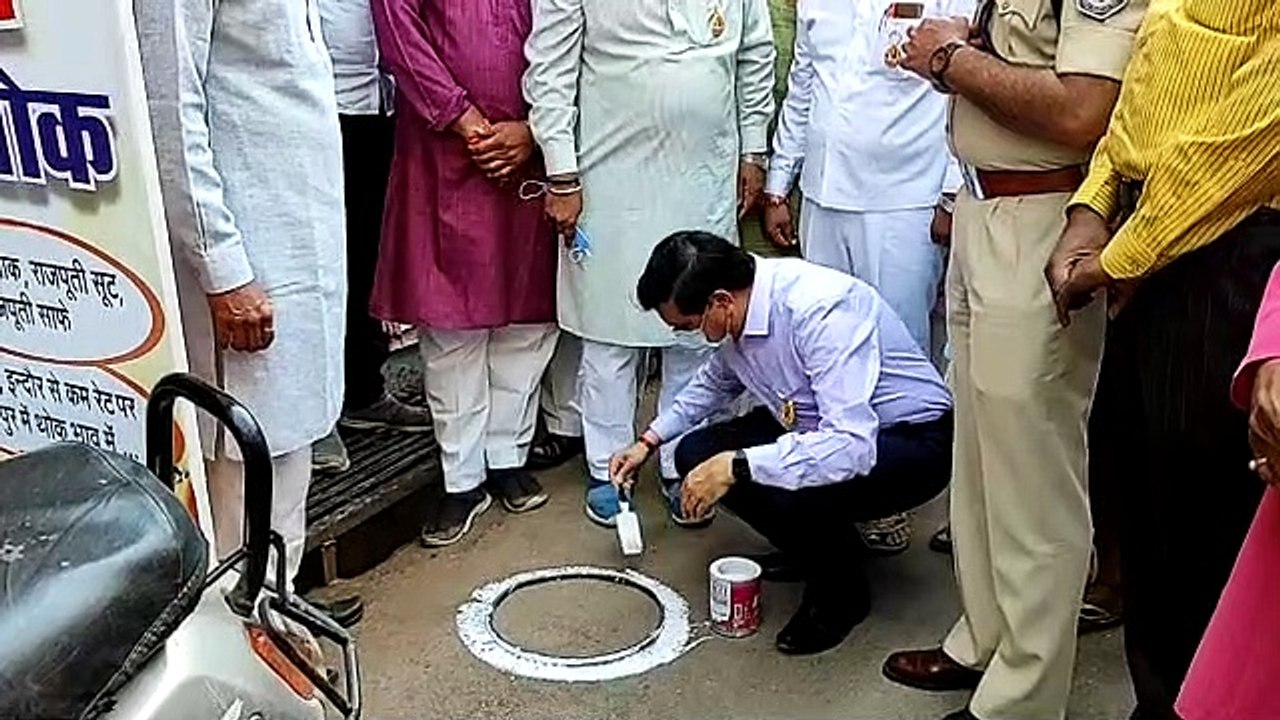 कलेक्टर ने दुकानों के सामने बनाए सोशल डिस्टेंसिंग के लिए गोले