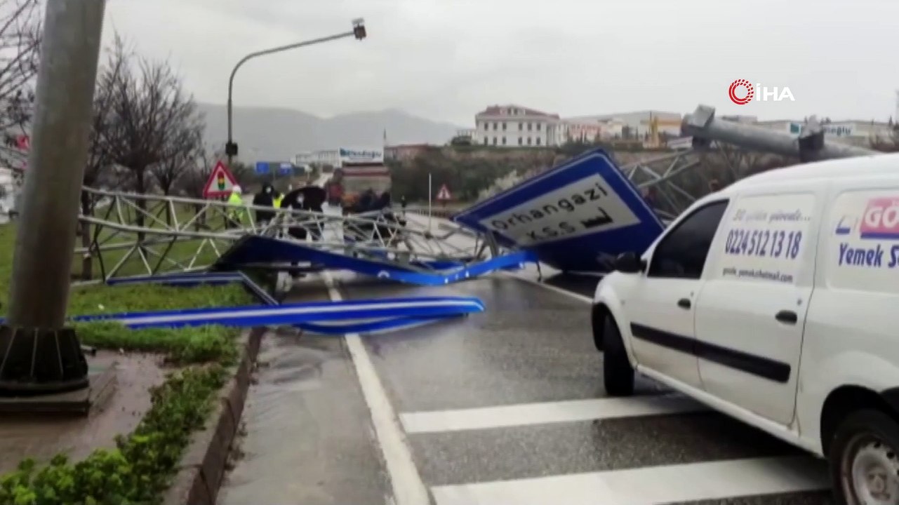Tır Tabelaları Uçurdu, Bursa-Yalova Yolunda Trafik Durdu