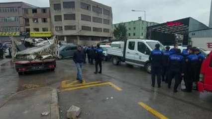 İZMİR Esnaf ile zabıta arasında sopa ve demir sandalyelerin kullanıldığı kavga; 3 yaralı