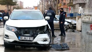 Son dakika haberleri | Sivas'ta iki otomobil çarpıştı: 2 yaralı