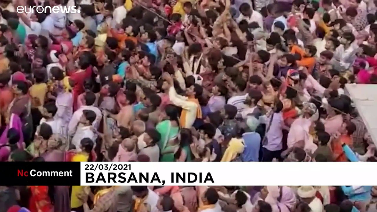 Inder feiern Holi ohne Maske