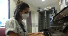 Une infirmière joue du piano à l'hôpital pour remonter le moral des patients et des médecins
