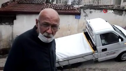 Çukura düşen kamyonet şaha kalktı