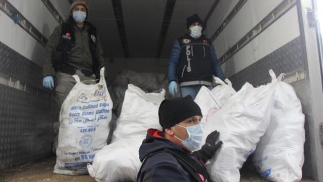 Limandaki gemide 3 ton 860 kilo esrar, 99 bin uyuşturucu hap ele geçirildi