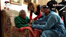 Carabinieri somministrano vaccino anti covid a signora di 107 anni: 
