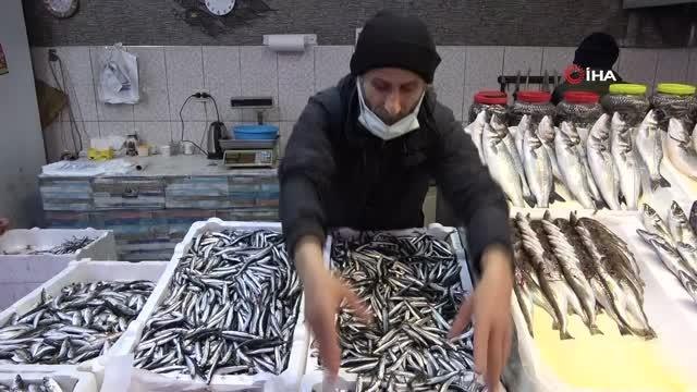 Tezgahlarda kilosu 40 TL'den satılan hamsi fiyatına rağmen talep görüyor