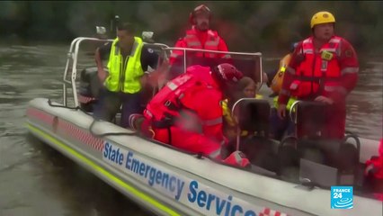 Thousands flee homes as flood hits new heights around Sydney