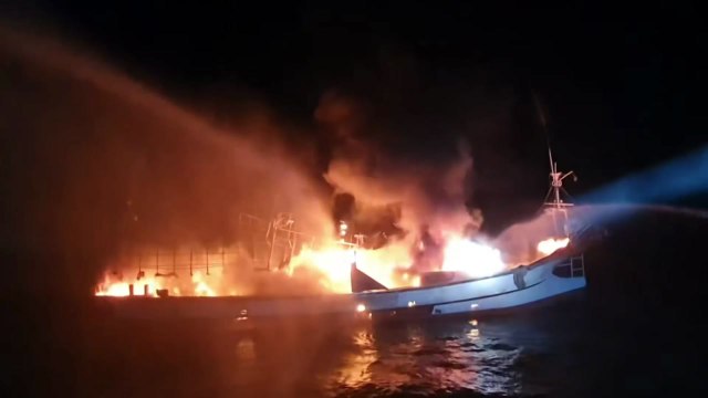 신안 병풍도 해상서 어선 화재...선원 5명 전원 구조 / YTN