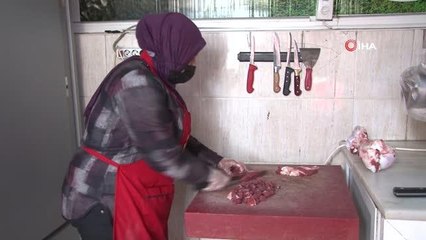 Elinde satırı gören şaşırıyor