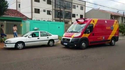 Idoso tem mal súbito, perde o controle da direção do carro e bate contra veículo estacionado