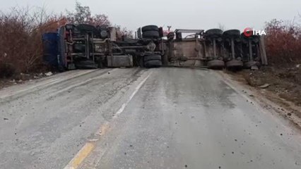 Devrilen beton mikseri nedeniyle Yenisehir-Bilecik Yolu 1 saat ulaşıma kapandı