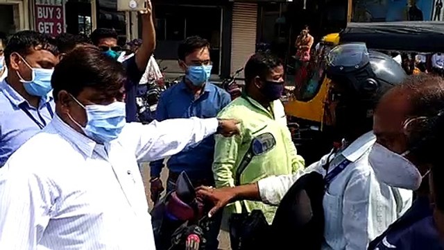 सायरन बजा, मास्क पहनना, की सोशल डिस्टेंसिंग, बाद में सब भूले