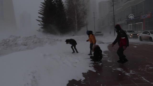 Son dakika haberi! NUR SULTAN - Kazakistan'ın başkenti Nur Sultan, şiddetli fırtına ve kar yağışı altında kaldı