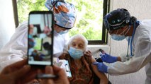 Comienza vacunación de adultos mayores entre 60 y 79 años en Bogotá