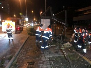 Bakırköy'de otomobil otobüs durağına daldı: 1 yaralı