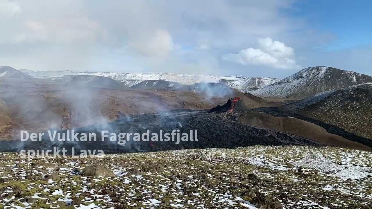 Vulkan in Island spuckt Lava