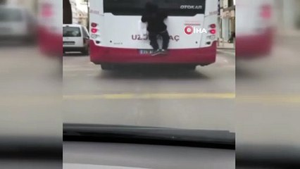 Hareket halindeki otobüse tutunarak canını hiçe saydı
