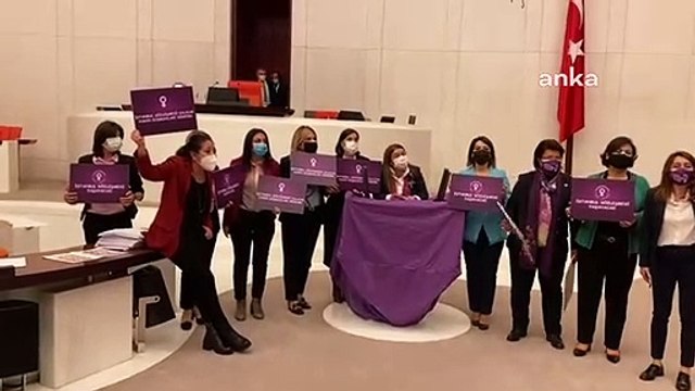 CHP'li kadın milletvekilleri Meclis kürsüsünü mor örtü ile kapladı: 42 milyon kadın sözleşmeden vazgeçmenin hesabını size Mecliste soracak