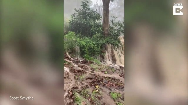 Les inondations ont créé des chutes d'eau dans son jardin en australie