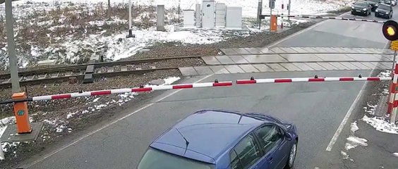 Il force un passage à niveau pour échapper à la police... Risqué mais efficace