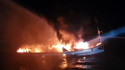 진도 병풍도 해상서 어선 화재...선원 5명 전원 구조 / YTN