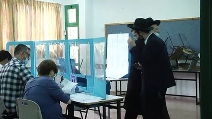 عام من الوباء تخللته عمليتان انتخابيتان وحملة تلقيح "بدلت المعطيات" بالنسبة الى الإسرائيليين