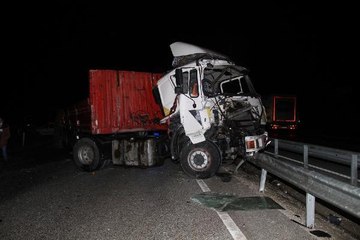 Descargar video: Kontrolden çıkan TIR, İzmir- Ankara D300 yolunu trafiğe kapattı