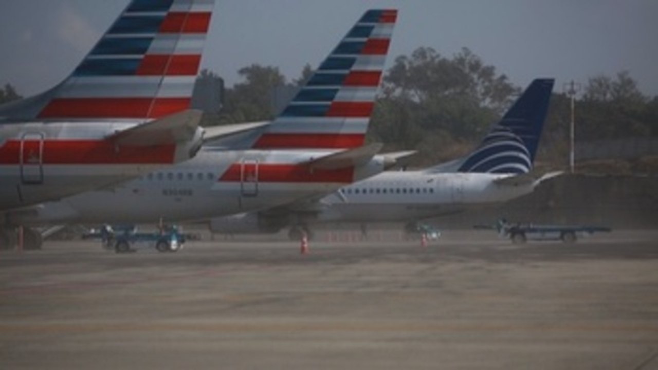 Guatemala cierra temporalmente aeropuerto La Aurora por caída de ceniza del volcán Pacaya