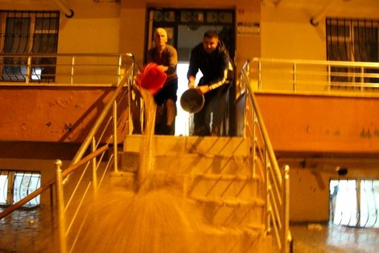 Bingöl'de şiddetli yağış hayatı felç etti...Yollar göle döndü, evleri su bastı