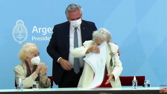 Presidente argentino rinde homenaje a Madres y Abuelas de Plaza de Mayo