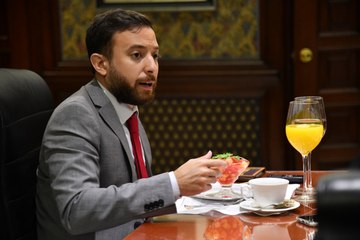 Agustin Laje desarrollo el pensamiento critico con su abuela