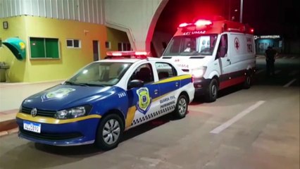 Tải video: Homem em surto fica preso em buraco no Terminal Sudoeste; Samu e Corpo de Bombeiros foram acionados