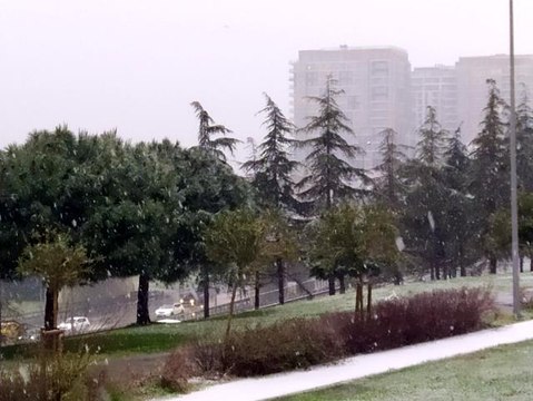 İstanbul'da aniden bastıran kar yağışı yerleri beyaza bürüdü