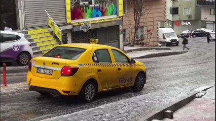 Araçlar karda kaydı, sürücüler yokuşlardan güçlükle çıktı