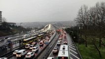 İstanbul'da kar yağışı trafiği durma noktasına getirdi