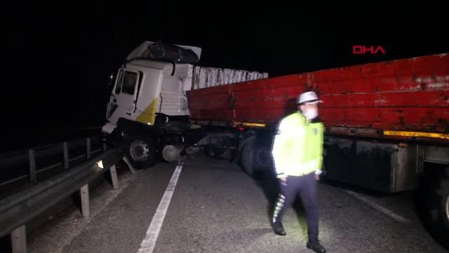 Manisa'da kontrolden çıkan TIR, karayolunu trafiğe kapattı