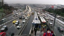 İstanbul'da kar yağışı trafiği durma noktasına getirdi